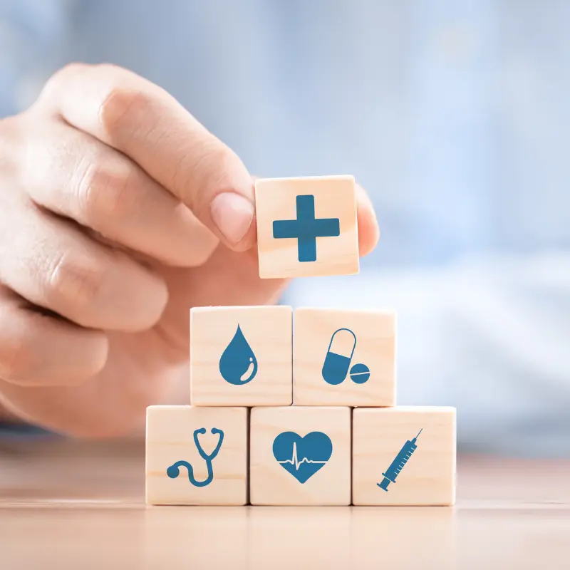 Imagen con diferentes piezas de madera que se van superponiendo que indican aspectos diferentes de salud.